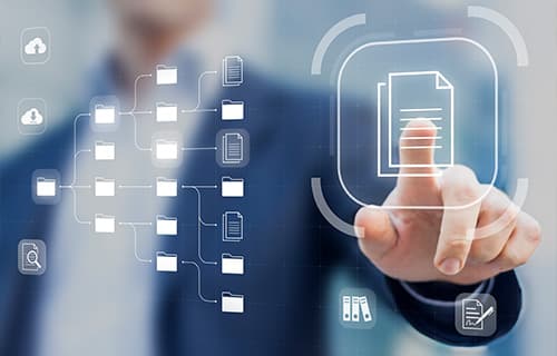 Concept de système de gestion de document, professionnel cliquant sur un document numérique