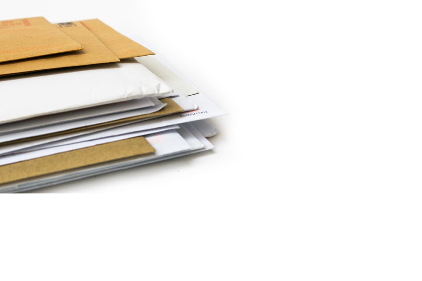 Piles de divers articles de courrier