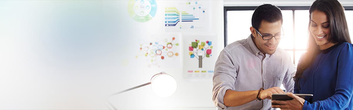 Collègues de travail utilisant une tablette pour un remue-méninges.