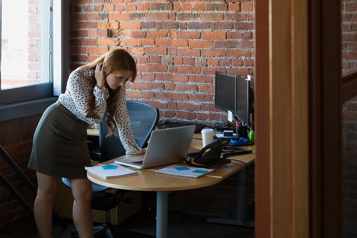 femme utilisant un ordinateur au bureau