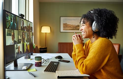 Collègues discutant lors d’un appel vidéo