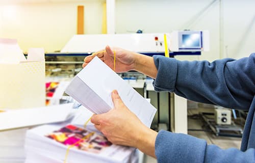 Manipulating envelopes for mailing