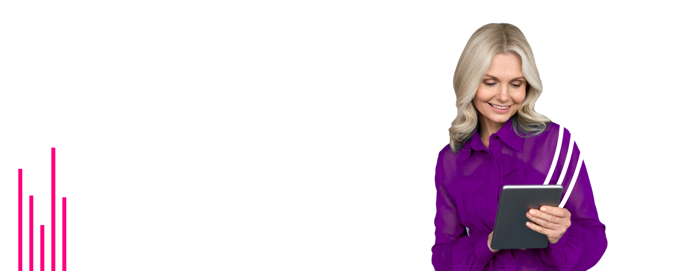 Femme en chemisier violet regardant une tablette 