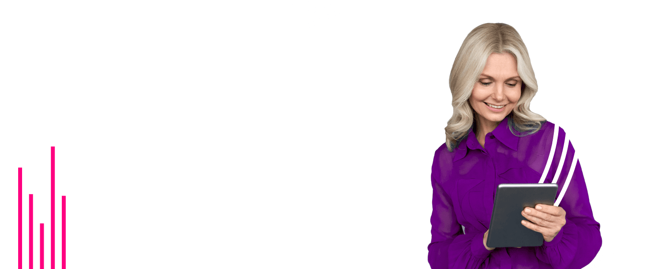 Femme en chemisier violet regardant une tablette