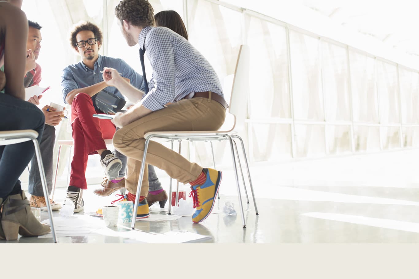 Groupe de collègues collaborant et partageant du contenu