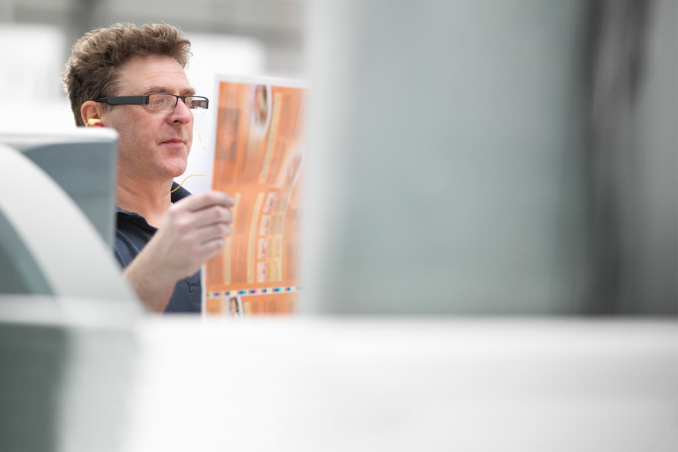 Homme qui inspecte un papier imprimé