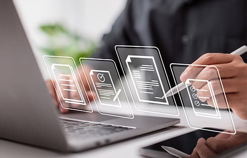 Concept de système de gestion de document, professionnel travaillant sur un ordinateur portable