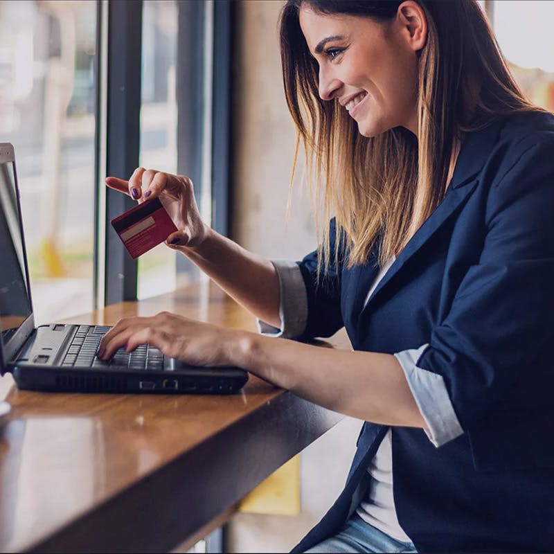 
Femme effectuant un paiement sur un ordinateur portable
