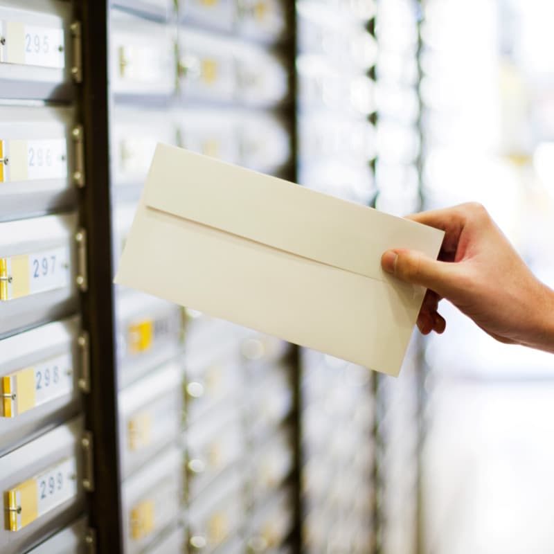 courrier allant dans une boite aux lettres