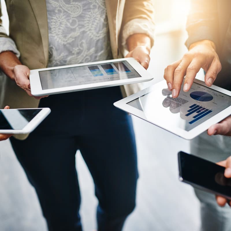 hommes d’affaires échangeant des informations par le biais de tablettes