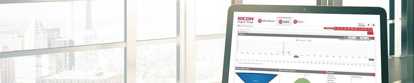 ordinateur portable au bureau avec tableau de bord Ricoh eDiscovery à l'écran