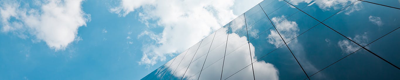 immeuble de bureaux avec nuages reflétés dans les vitres
