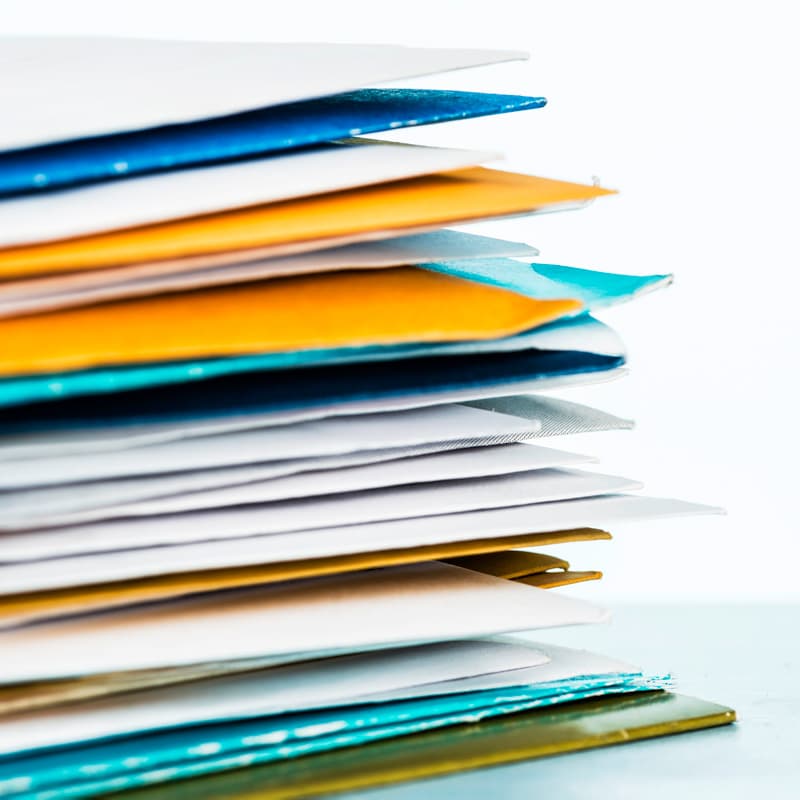 gros plan pile de courrier