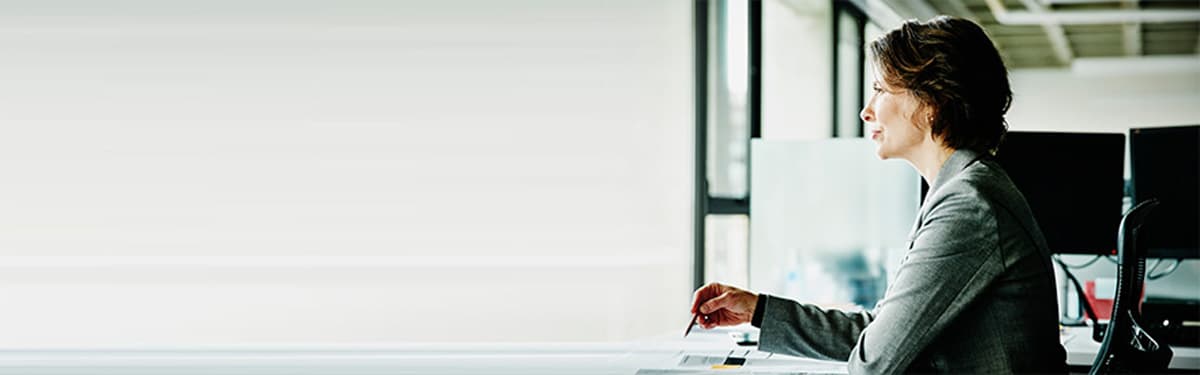 femme d’affaires en train de réfléchir