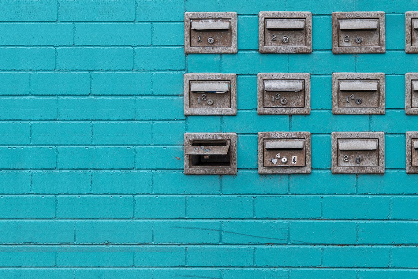 Boîtes postales contre un mur de briques bleues 